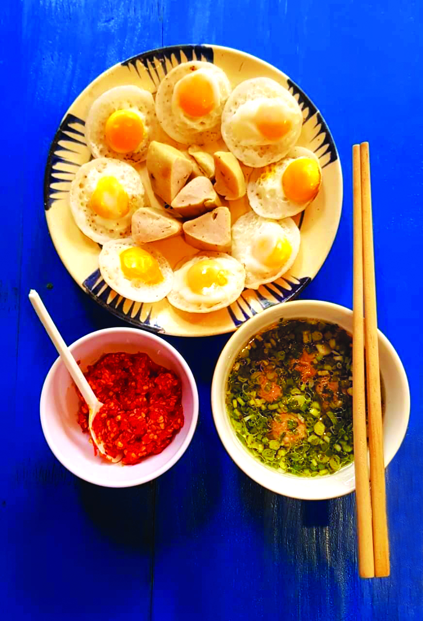 Dĩa b&aacute;nh căn Thy v&agrave; tương ớt cay trứ danh