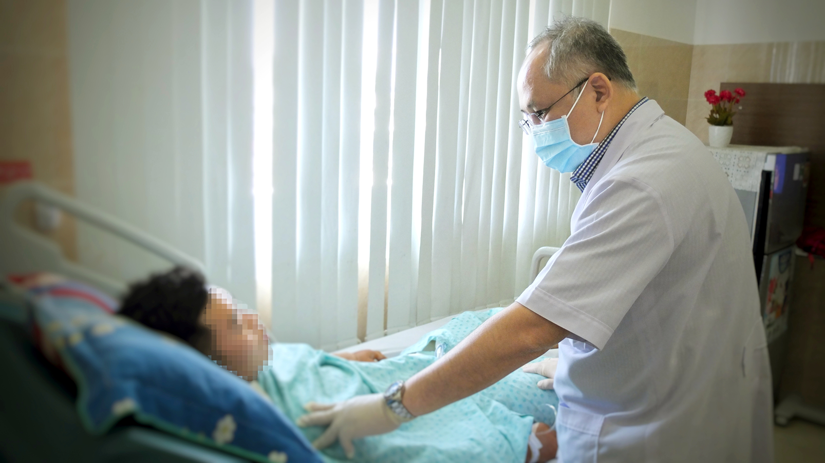 B&aacute;c sĩ Mai B&aacute; Tiến Dũng thăm kh&aacute;m cho bệnh nhi sau khi phẫu thuật tạo h&igrave;nh dương vật - ẢNH: BỆNH VIỆN CUNG CẤP