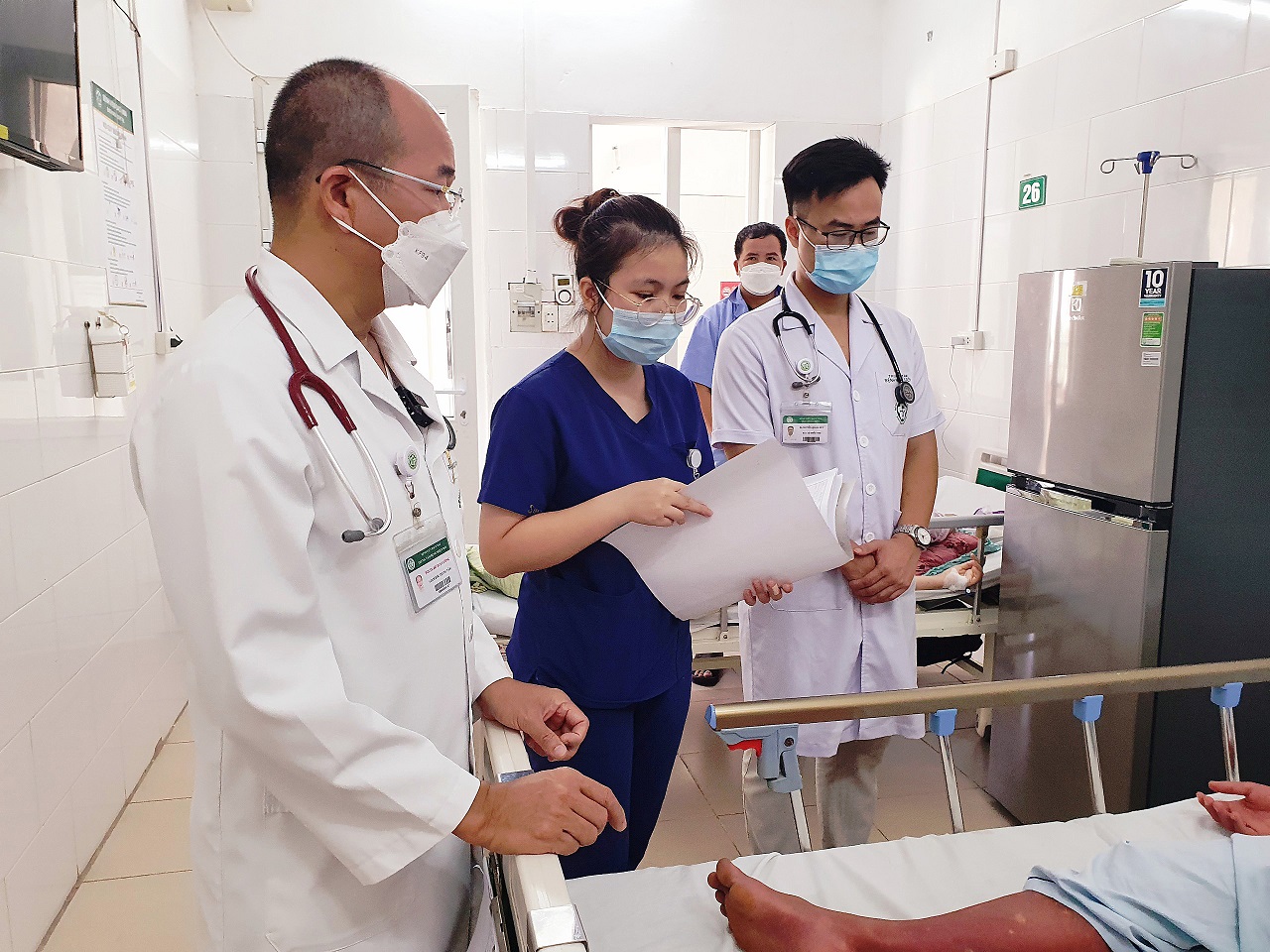 C&aacute;c b&aacute;c sĩ thăm kh&aacute;m bệnh nh&acirc;n sốt xuất huyết tại Trung t&acirc;m Bệnh nhiệt đới (Bệnh viện Bạch Mai)