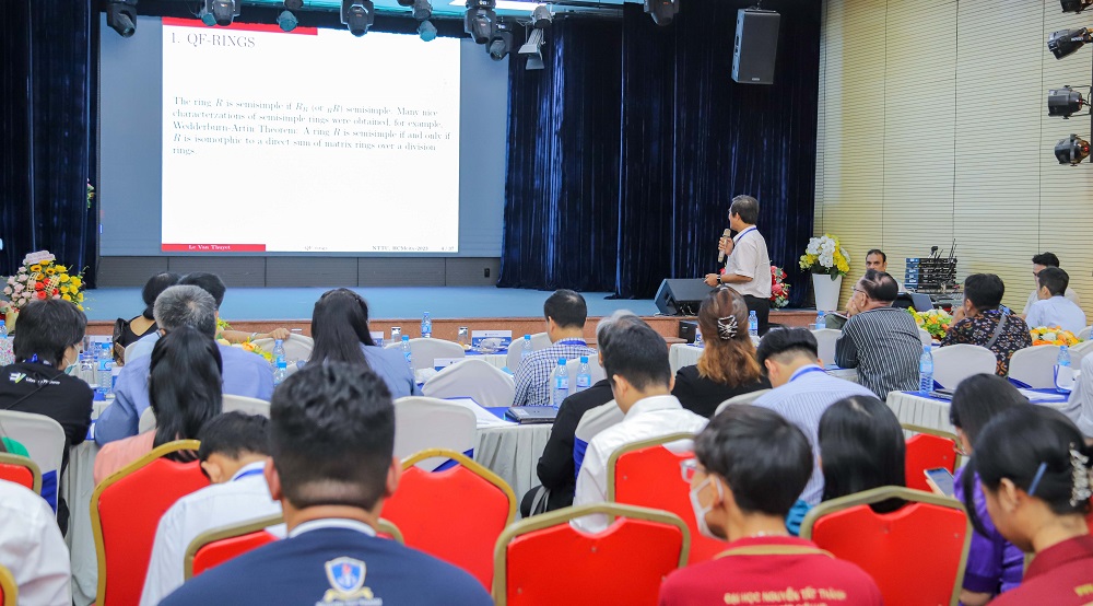 Một chuy&ecirc;n gia đang b&aacute;o c&aacute;o tham luận của m&igrave;nh tại workshop - Ảnh: NTTU