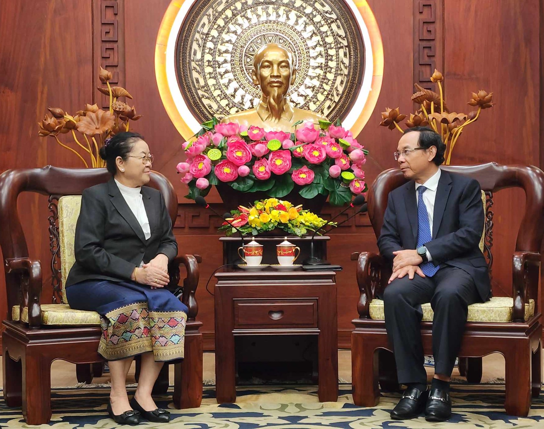 B&agrave; Phimpha Keoximay, Tổng L&atilde;nh sự L&agrave;o tại TPHCM đến ch&agrave;o từ biệt B&iacute; thư Th&agrave;nh ủy Nguyễn Văn N&ecirc;n, nh&acirc;n dịp kết th&uacute;c nhiệm kỳ tại TPHCM.