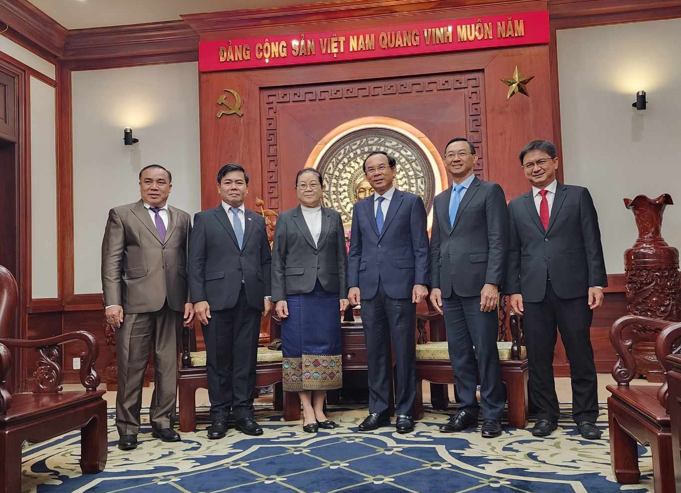 Tổng L&atilde;nh sự L&agrave;o tại TPHCM Phimpha Keomixay chụp ảnh lưu niệm c&ugrave;ng B&iacute; thư Th&agrave;nh ủy Nguyễn Văn N&ecirc;n v&agrave; đo&agrave;n c&aacute;n bộ th&agrave;nh phố 