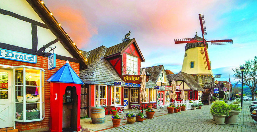 Th&agrave;nh phố Solvang được x&acirc;y dựng theo kiến tr&uacute;c Bắc &Acirc;u l&agrave; một địa điểm tham quan v&agrave; trải nghiệm ấn tượng ở California - Nguồn ảnh: Haizhan Zheng
