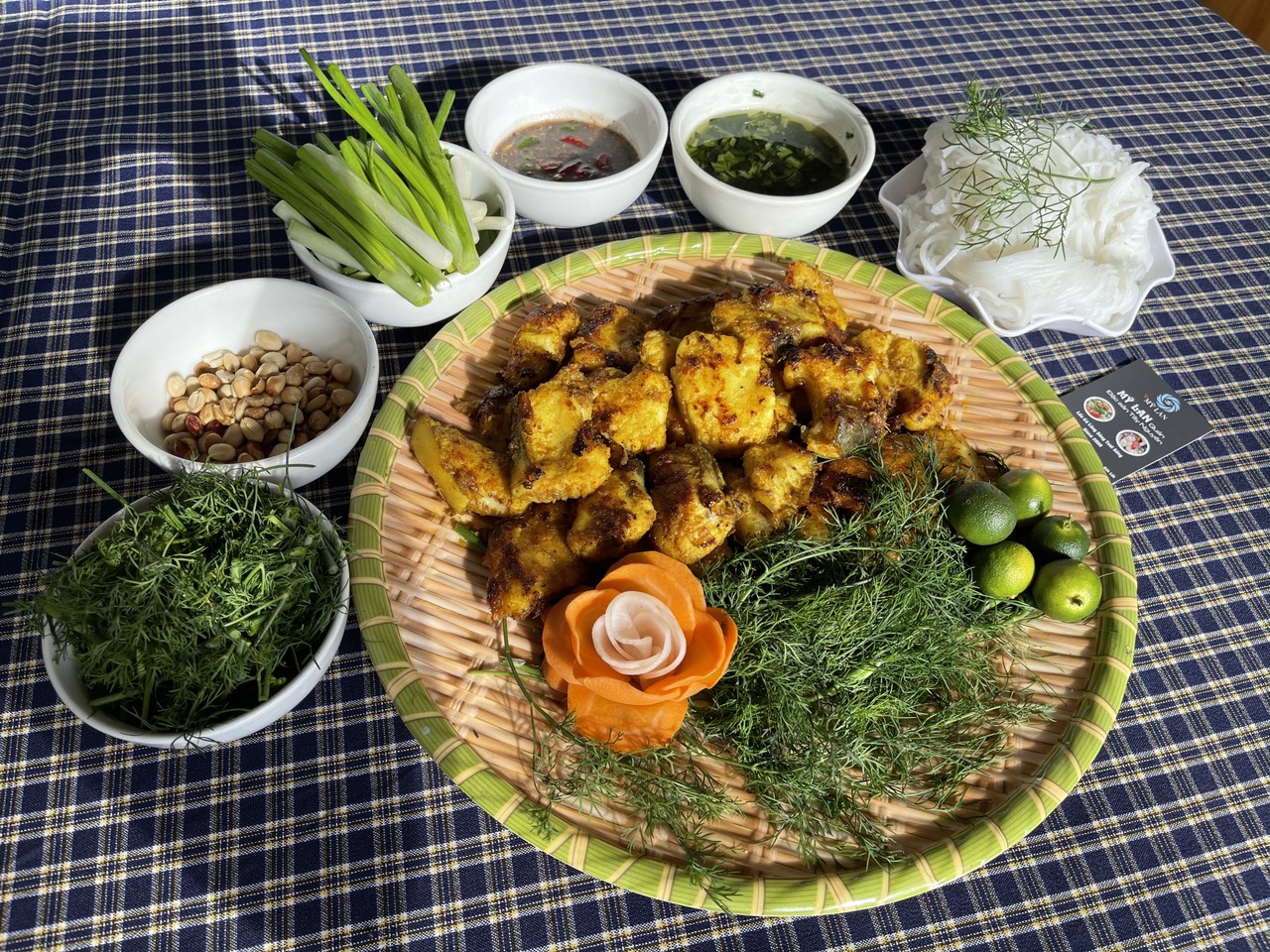 M&oacute;n c&aacute; lăng chả l&atilde; vọng k&iacute;ch th&iacute;ch vị gi&aacute;c của du kh&aacute;ch 