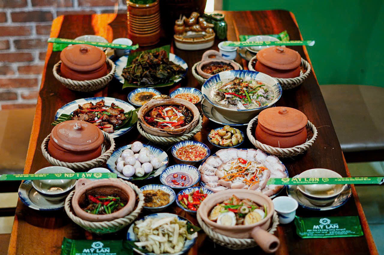 Ngo&agrave;i c&aacute; lăng, Tại qu&aacute;n lẩu c&aacute; lăng S&ecirc;r&ecirc;pốk Mỹ Lan c&ograve;n c&oacute; c&aacute;c m&oacute;n ăn kh&aacute;c như: cơm ni&ecirc;u đồng qu&ecirc;, g&agrave; nướng &ndash; cơm lam, gỏi c&aacute; đắng c&aacute; kh&ocirc;, canh chua, c&aacute; kho tộ c&aacute;c m&oacute;n đặc sản của Đắk Lắk... C&ugrave;ng với c&aacute;c m&oacute;n ăn từ c&aacute; lăng, gia đ&igrave;nh chị c&ograve;n chế biến nhiều m&oacute;n ăn hấp dẫn từ c&aacute;c loại c&aacute; s&ocirc;ng kh&aacute;c như: c&aacute; ch&igrave;nh s&ocirc;ng, c&aacute; leo s&ocirc;ng, c&aacute; sọc dưa, c&aacute; bống tượng, c&aacute; m&otilde;m tr&acirc;u...