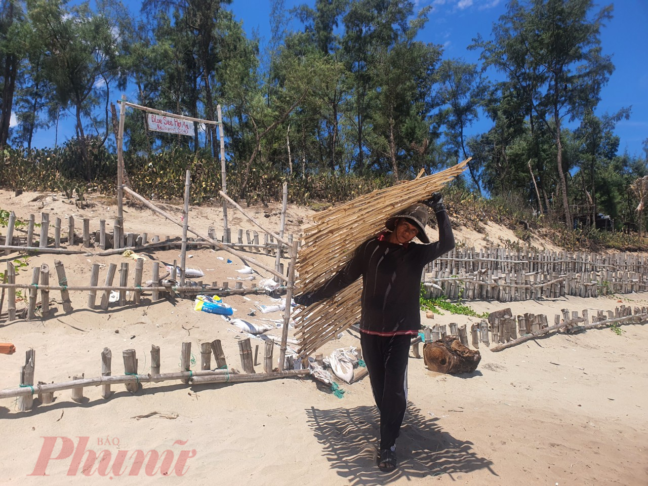 Để cứu khối t&agrave;i sản đầu tư h&agrave;ng chục triệu USD, nhiều doanh nghiệp, hộ kinh doanh đ&atilde; tự bỏ tiền ra l&agrave;m k&egrave; chắn s&oacute;ng hay l&agrave;m mọi c&aacute;ch để giữ bờ biển.