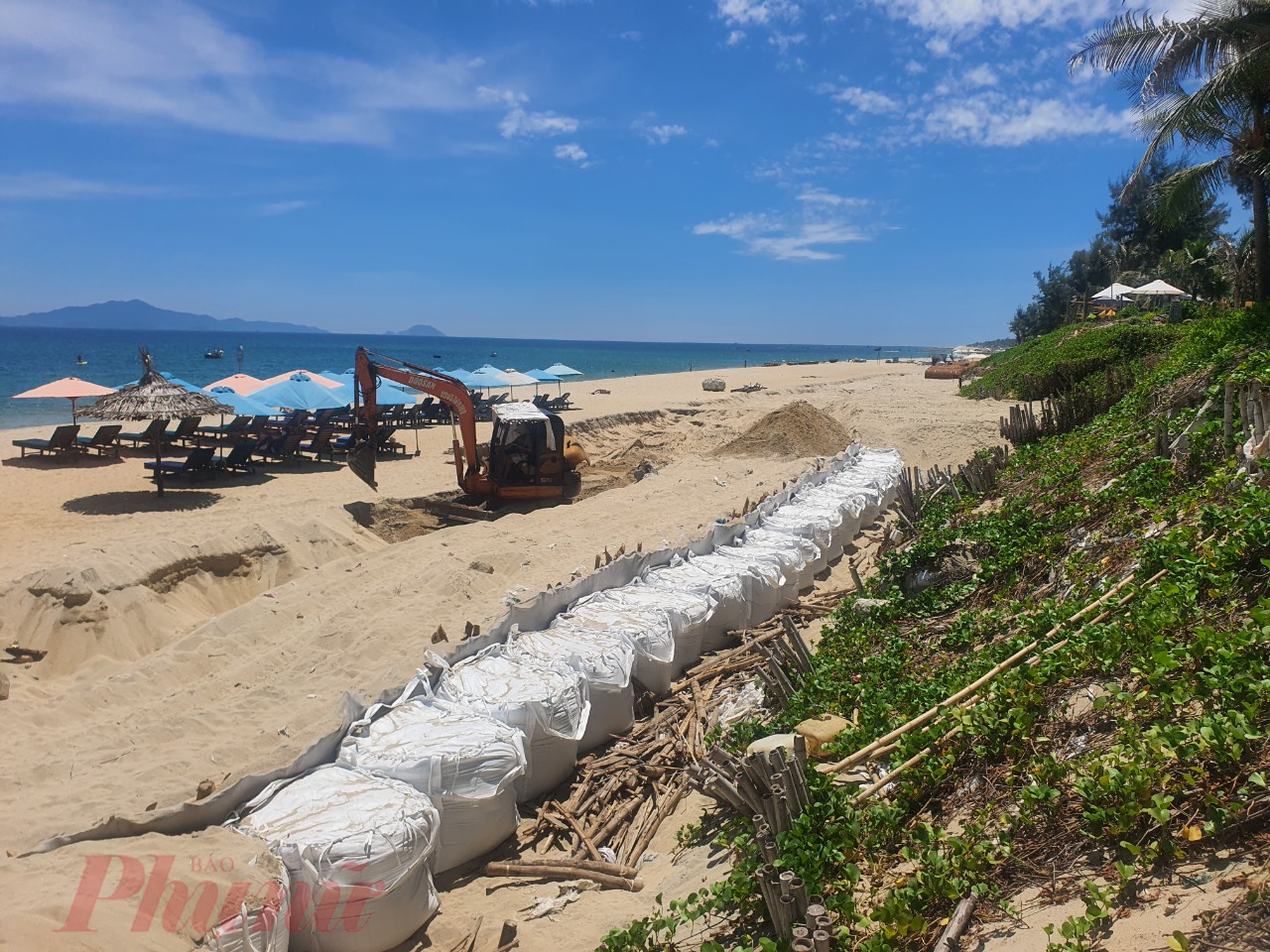 Để cứu bờ biển, mới đ&acirc;y tỉnh Quảng Nam đ&atilde; c&oacute; quyết định x&acirc;y 3,4 km k&egrave; chống x&oacute;i lở bờ biển Hội An từ phường Cửa Đại đến phường Cẩm An bằng nguồn t&agrave;i trợ 980 tỷ đồng từ Cơ quan Ph&aacute;t triển Ph&aacute;p.