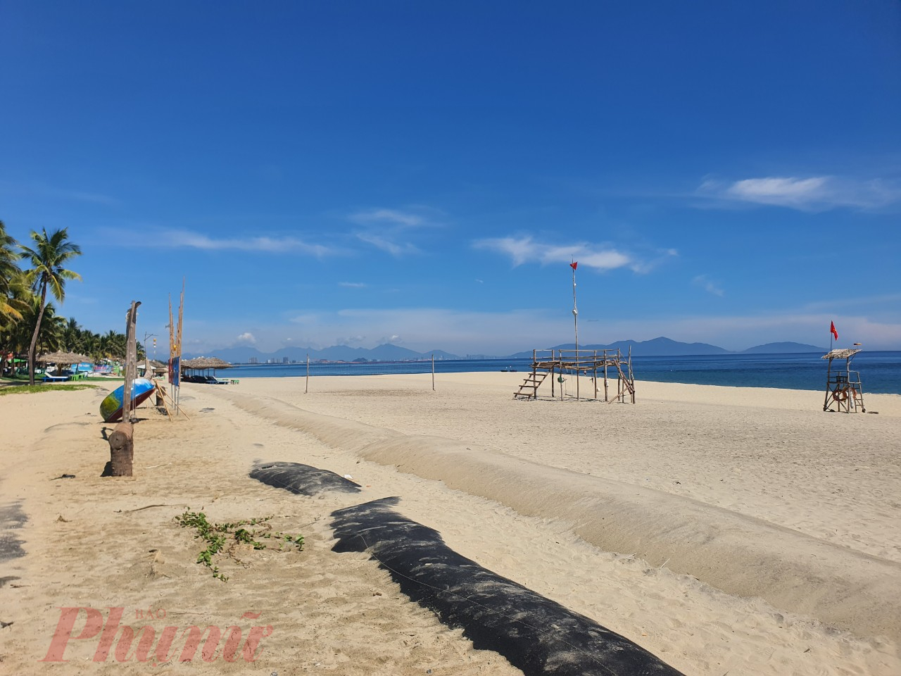 Bờ biển Hội An d&agrave;i 7,5 km với nhiều b&atilde;i tắm như Cửa Đại, Thịnh Mỹ, An B&agrave;ng... Trong đ&oacute;, Cửa Đại l&agrave; một trong 25 b&atilde;i biển được c&ocirc;ng nhận đẹp nhất ch&acirc;u &Aacute;, nhưng từ năm 2000 đến nay li&ecirc;n tục bị x&oacute;i lở.
