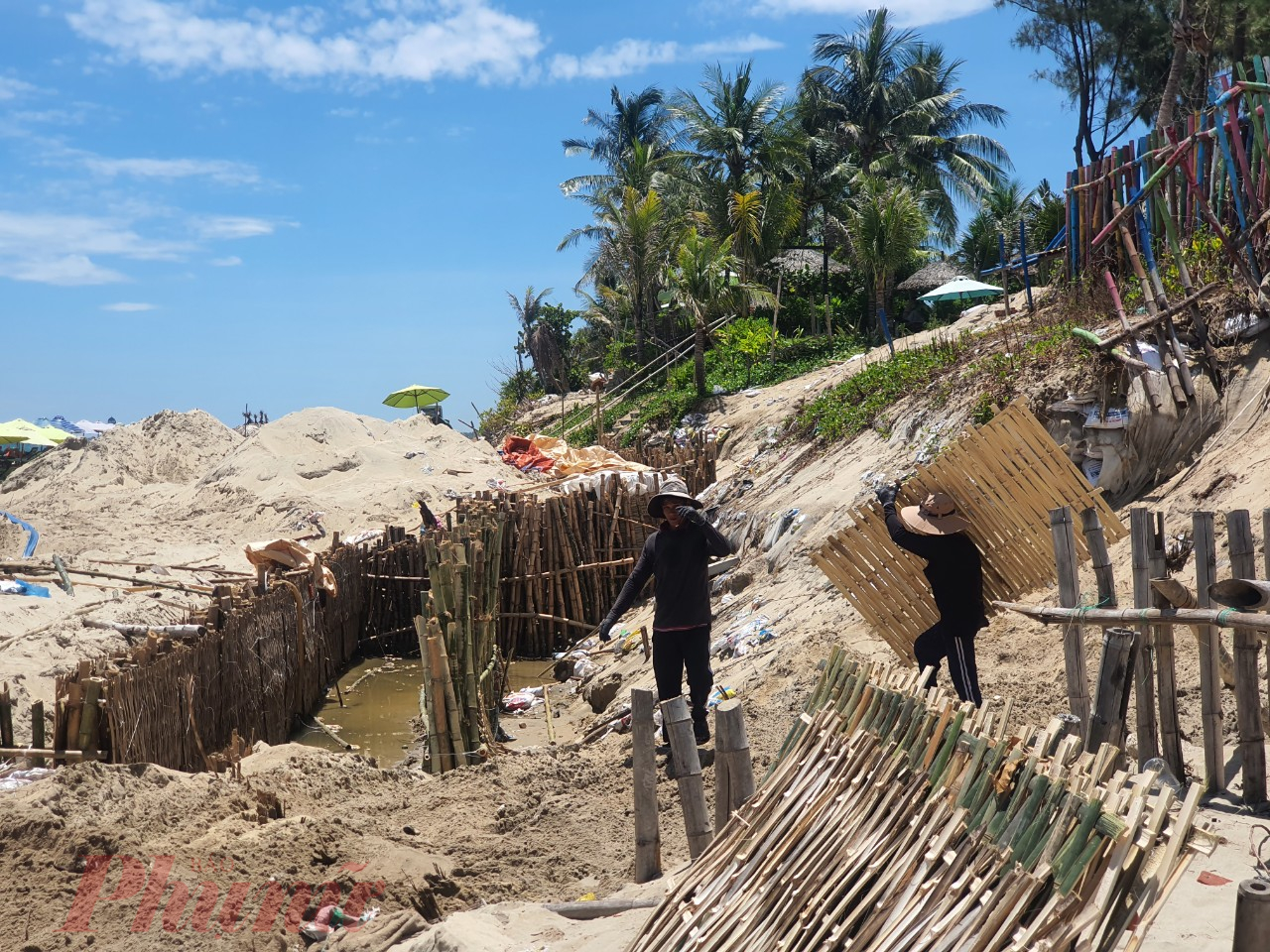 Biện ph&aacute;p cơ bản &iacute;t tốn tiền nhất l&agrave; đ&agrave;o h&agrave;o rồi ch&ocirc;n cọc tre th&agrave;nh luỹ, th&agrave;nh lớp để giữ c&aacute;t. Đơn vị n&agrave;o c&oacute; tiền th&igrave; đ&oacute;ng cọc b&ecirc; t&ocirc;ng l&agrave;m k&egrave; cứng.