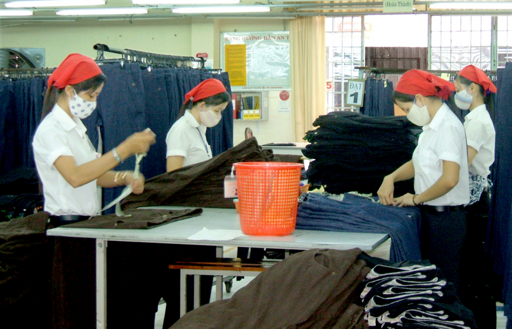 C&aacute;c nữ c&ocirc;ng nh&acirc;n l&agrave;m việc trong một c&ocirc;ng ty dệt may ở khu c&ocirc;ng nghiệp Mỹ Tho, tỉnh Tiền Giang. L&agrave;m việc cho doanh nghiệp trong tỉnh nh&agrave; gi&uacute;p họ c&oacute; điều kiện chăm s&oacute;c gia đ&igrave;nh - Ảnh: Huỳnh Lợi
