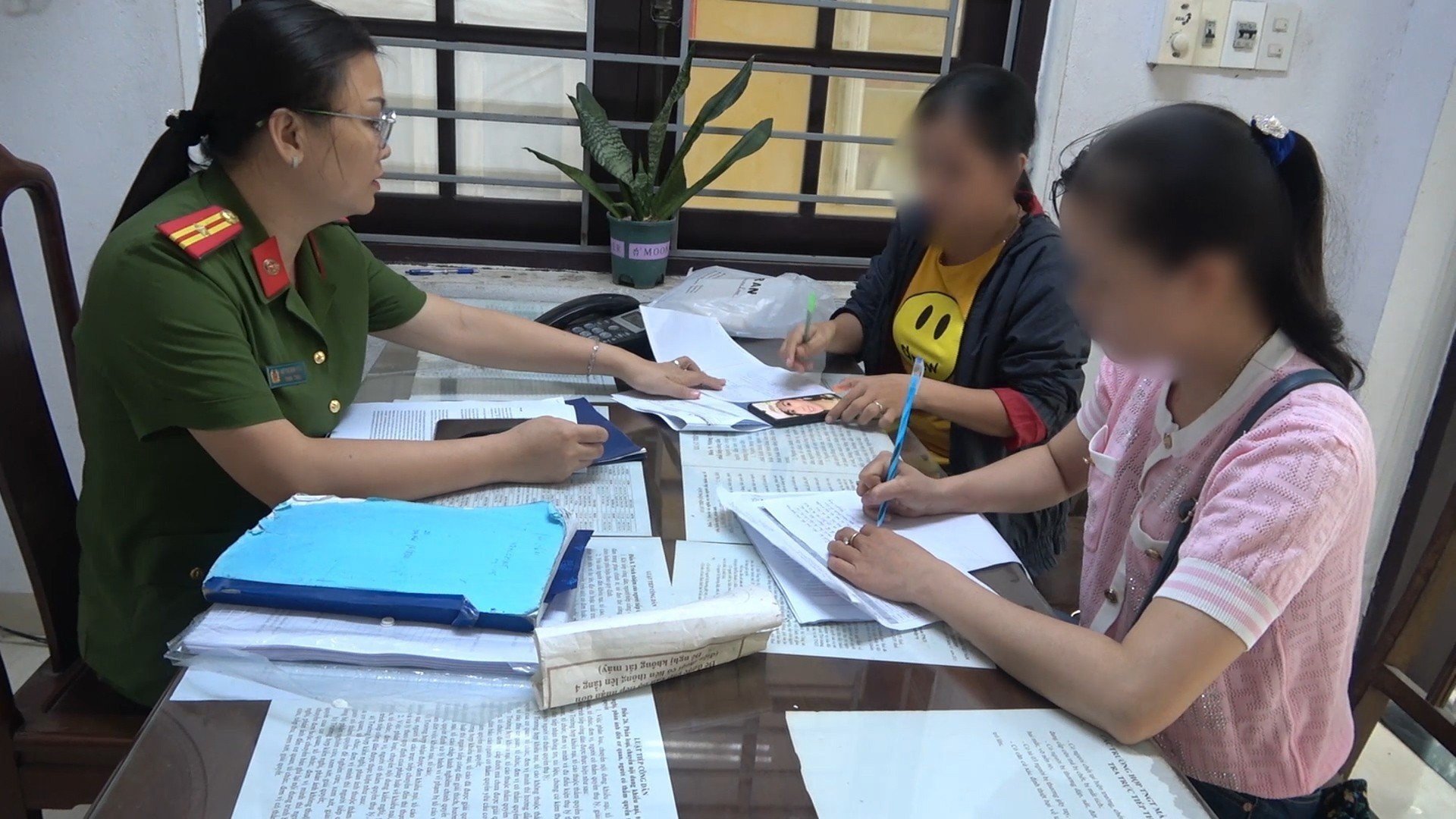 Chị Nguyễn Thị N &aacute;o hồng đến tr&igrave;nh b&aacute;o c&ocirc;ng an 