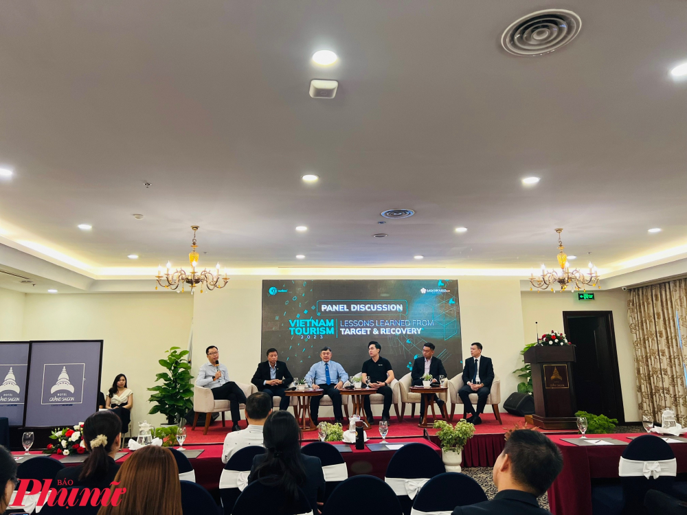 Kh&aacute;ch Trung Quốc được cho sẽ tiếp tục tăng trưởng mạnh tại Việt Nam trong năm 2024. (Trong ảnh: C&aacute;c diễn giả chia thảo luận về những mục ti&ecirc;u, th&aacute;ch thức của ng&agrave;nh du lịch trong giai đoạn phục hồi, từ đ&oacute; đưa ra c&aacute;c phương &aacute;n ph&aacute;t triển du lịch trong những năm tới.