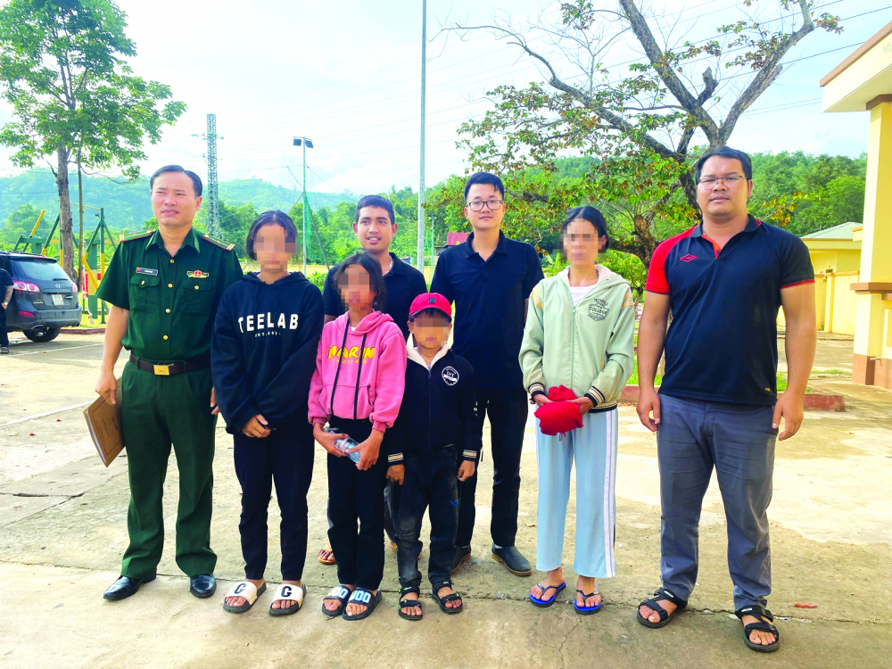 Đinh Yong (thứ hai từ phải sang) bị Bộ đội bi&ecirc;n ph&ograve;ng tỉnh Quảng Trị bắt giữ ng&agrave;y 6/6/2023 khi đang đưa 3 trẻ em qu&ecirc; ở tỉnh Gia Lai vượt bi&ecirc;n sang L&agrave;o ẢNH: N.V.H.