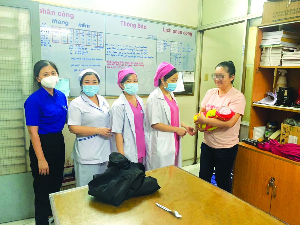 Ch&aacute;u b&eacute; bị b&aacute;n cho L&ecirc; Hồng Anh được c&ocirc;ng an giải cứu, b&agrave;n giao cho Trung t&acirc;m Bảo trợ x&atilde; hội TPHCM chăm s&oacute;c - Ảnh do C&ocirc;ng an TPHCM cung cấp