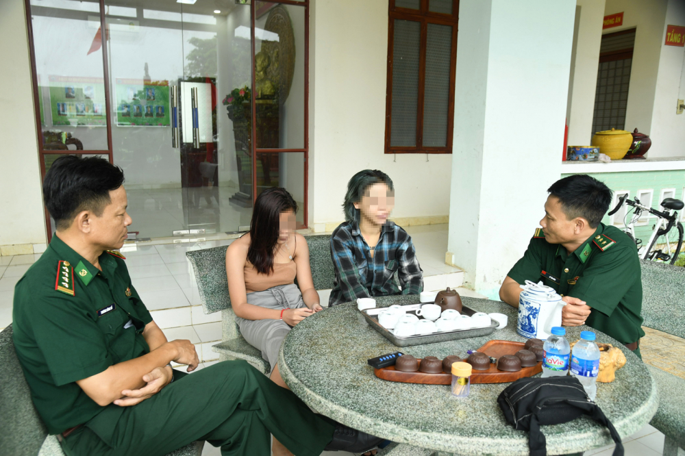 Ch&aacute;u V.T.Y. (thứ hai từ phải sang) - 15 tuổi v&agrave; chị N.T.P.T. (thứ ba từ phải sang) - 21 tuổi - được Bộ đội bi&ecirc;n ph&ograve;ng tỉnh T&acirc;y Ninh giải cứu hồi đầu th&aacute;ng 9/2023 - Ảnh: Sơn Vinh