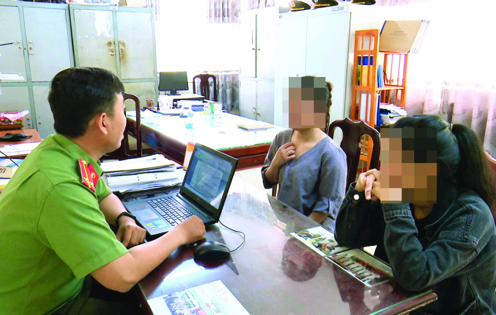 2 thiếu nữ bị lừa b&aacute;n qua bi&ecirc;n giới Campuchia, được C&ocirc;ng an tỉnh Bạc Li&ecirc;u giải cứu - ẢNH: HUỲNH LỢI