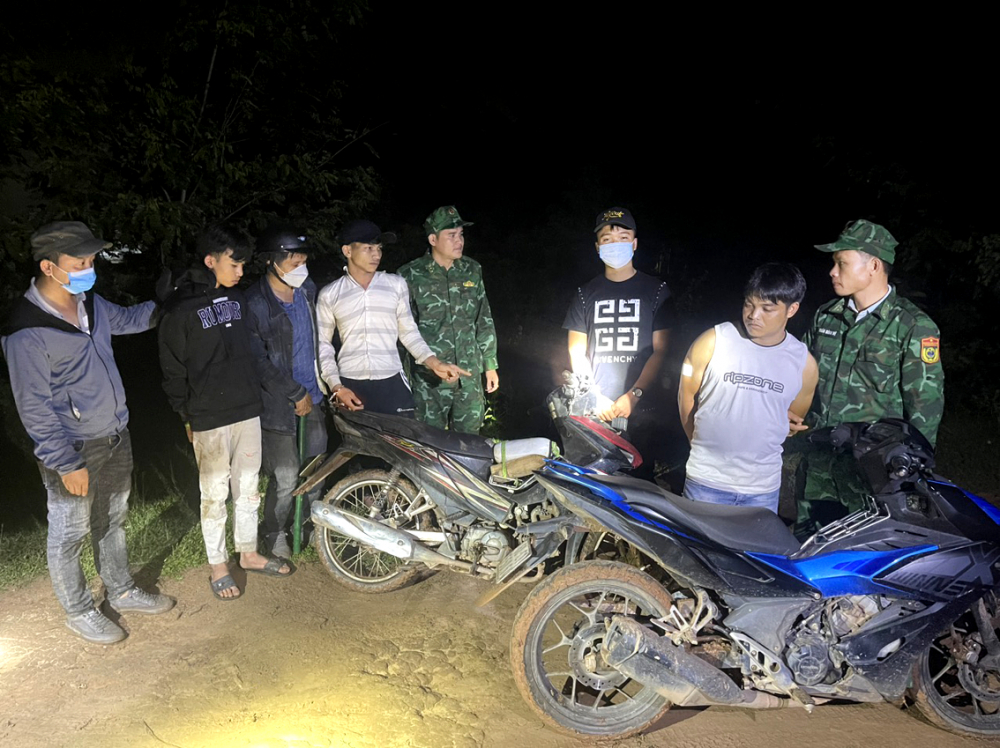 Đồn bi&ecirc;n ph&ograve;ng cửa khẩu quốc tế Lao Bảo (tỉnh Quảng Trị) bắt c&aacute;c đối tượng người địa phương tiếp sức đưa người sang L&agrave;o tr&aacute;i ph&eacute;p - ẢNH: N.H.V.
