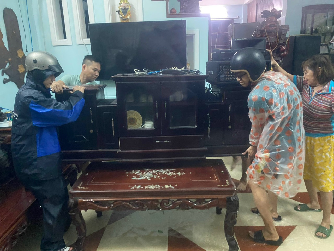 Người dân cùng chính quyền đại phương Quận Liên Chiểu giúp dân di chuyển đồ đạc lên vùng cao tránh lũ