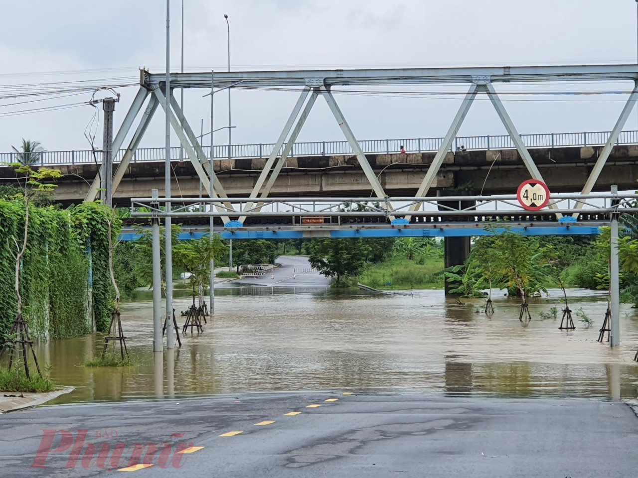 Nước s&ocirc;ng Cẩm Lệ vẫn đang l&ecirc;n g&acirc;y ngập đường Thăng Long