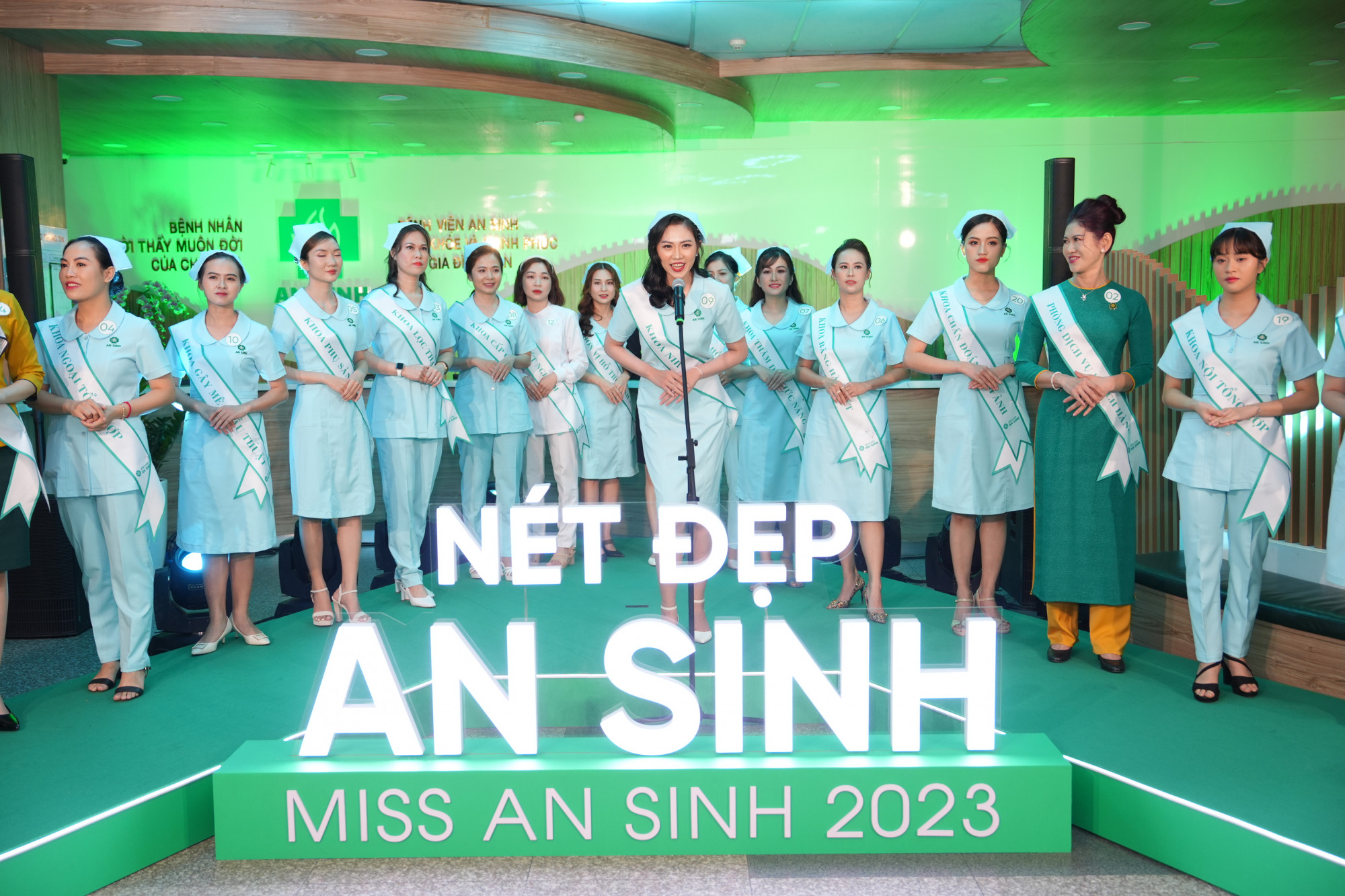 M&agrave;n ch&agrave;o s&acirc;n đầy ấn tượng với tiết mục h&ocirc; t&ecirc;n của c&aacute;c khoa