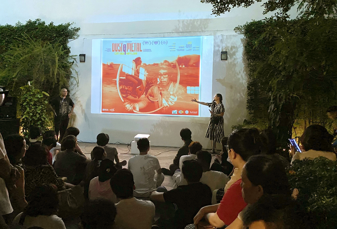 Đạo diễn Esther Johnson (đứng, b&ecirc;n phải) đang tr&ograve; chuyện về qu&aacute; tr&igrave;nh l&agrave;m phim C&aacute;t bụi v&agrave; kim loại ở buổi chiếu tối 20/10 tại TPHCM