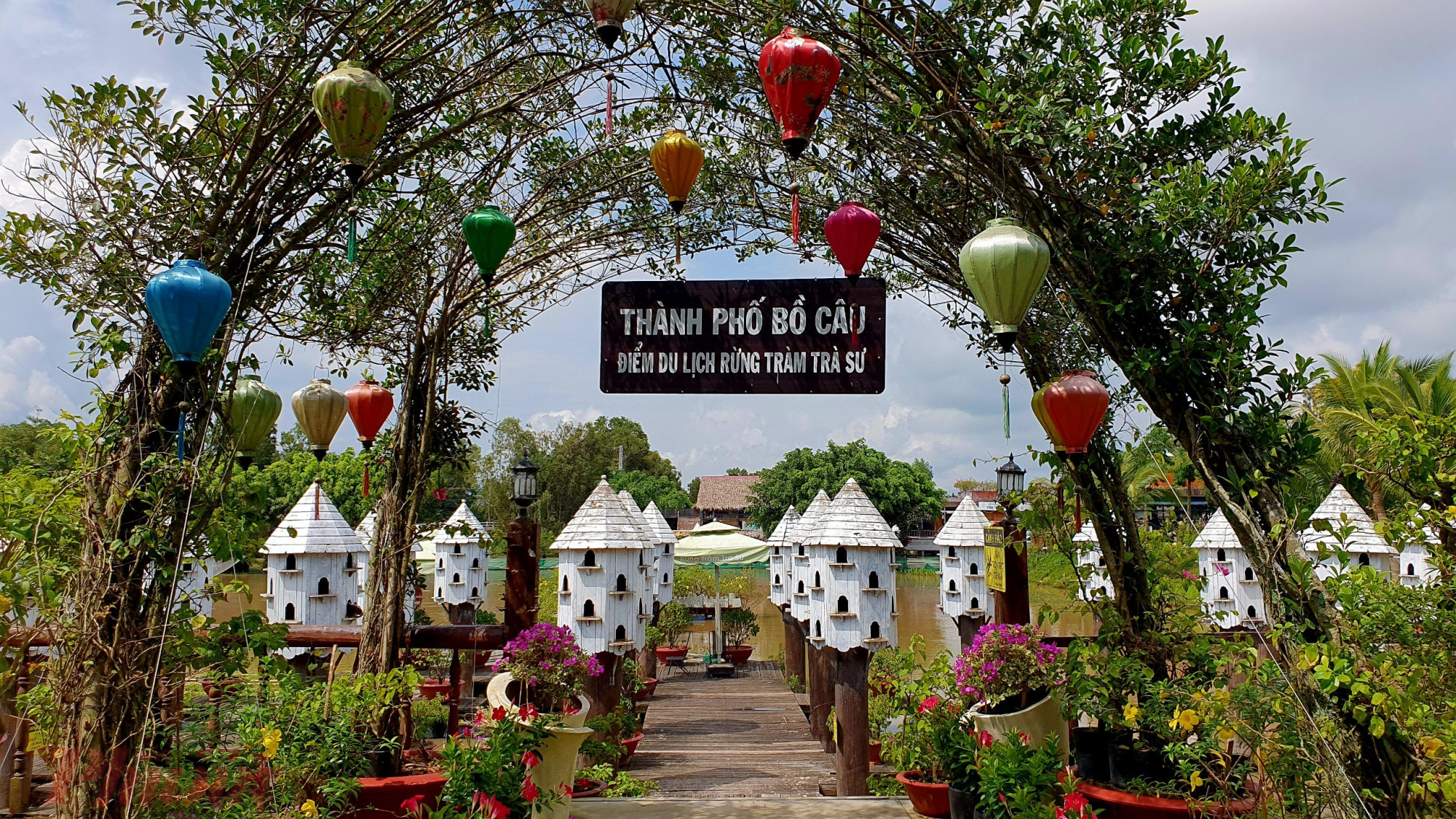 Biển hiệu ch&agrave;o mừng du kh&aacute;ch đến với th&agrave;nh phố bồ c&acirc;u