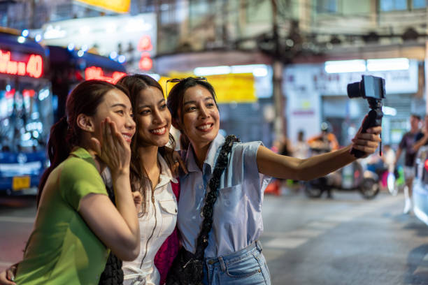 Từ khi hưu non, việc gặp gỡ bạn b&egrave; trở n&ecirc;n kh&oacute; khăn hơn (ảnh minh hoạ)