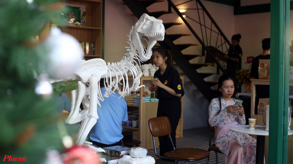 Kh&ocirc;ng gian c&agrave; ph&ecirc; để người d&acirc;n c&oacute; chỗ nghỉ ch&acirc;n sau khi tham gia, chọn s&aacute;ch.