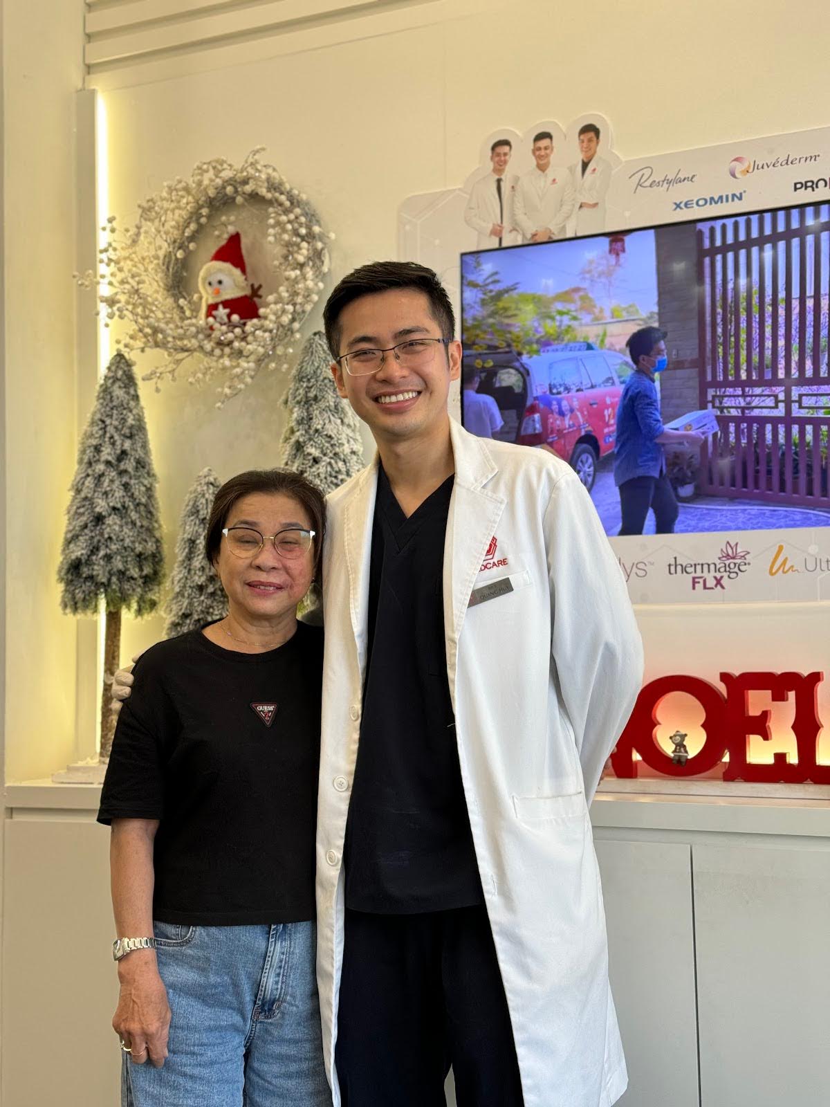 B&aacute;c sĩ Nguyễn Xu&acirc;n Quang Huy c&ugrave;ng bệnh nh&acirc;n bớt mạch m&aacute;u đ&atilde; khỏi 80%