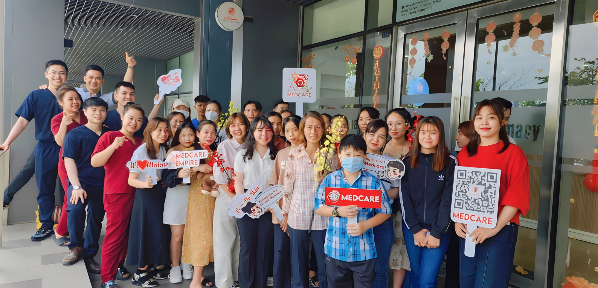 Cộng đồng bệnh nh&acirc;n bớt sắc tố v&agrave; mạch m&aacute;u trong buổi điều trị cộng đồng.