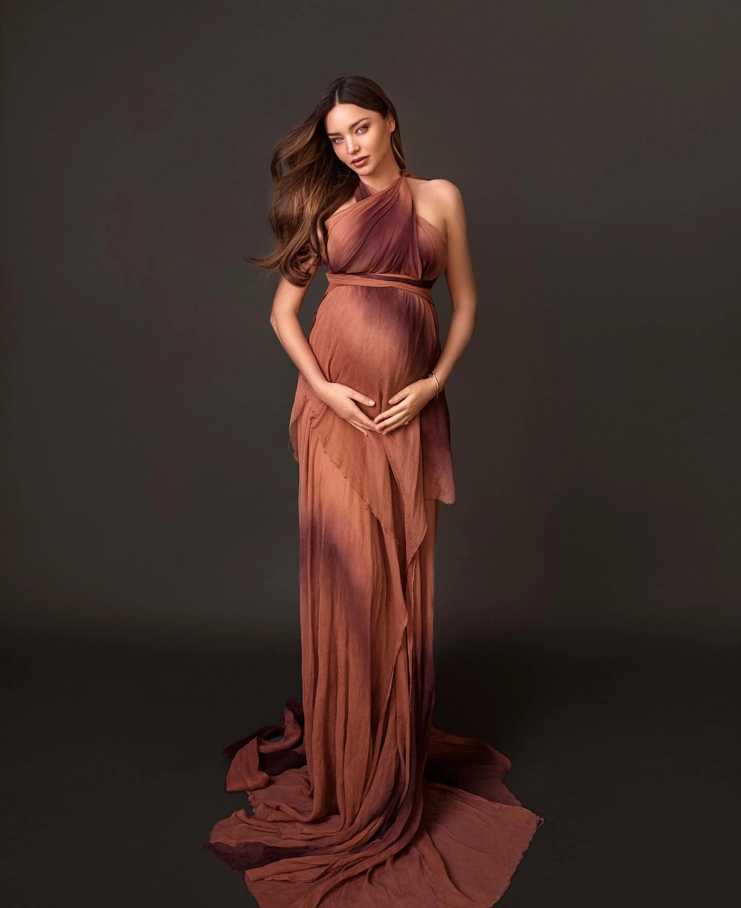 Miranda Kerr mang bầu hồi th&aacute;ng 9. Đ&acirc;y l&agrave; con chung thứ 3 của c&ocirc; v&agrave; chồng tỷ ph&uacute; Spiegel, nhưng l&agrave; con thứ 4 của người đẹp. Trước đ&oacute;, c&ocirc; sinh 2 b&eacute; l&agrave; Hart (5 tuổi) v&agrave; Myles (4 tuổi) l&agrave; con của nh&agrave; s&aacute;ng lập Snapchat. Cậu b&eacute; Flynn năm nay 12 tuổi, l&agrave; con ri&ecirc;ng của si&ecirc;u mẫu v&agrave; chồng cũ Orlando Bloom, hiện sống c&ugrave;ng mẹ.