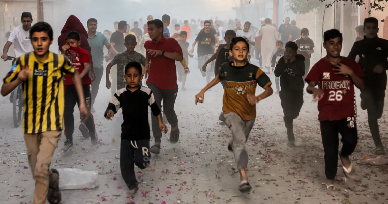 James Elder, người ph&aacute;t ng&ocirc;n của Quỹ Nhi đồng Li&ecirc;n hợp quốc (UNICEF), cho biết: &ldquo;Nỗi lo sợ lớn nhất của ch&uacute;ng t&ocirc;i về số lượng trẻ em thiệt mạng được b&aacute;o c&aacute;o l&ecirc;n tới h&agrave;ng chục, rồi h&agrave;ng trăm v&agrave; cuối c&ugrave;ng l&agrave; h&agrave;ng ng&agrave;n. Gaza đ&atilde; trở th&agrave;nh nghĩa địa của h&agrave;ng ng&agrave;n trẻ em. Đ&oacute; l&agrave; địa ngục trần gian đối với những người kh&aacute;c&rdquo;.