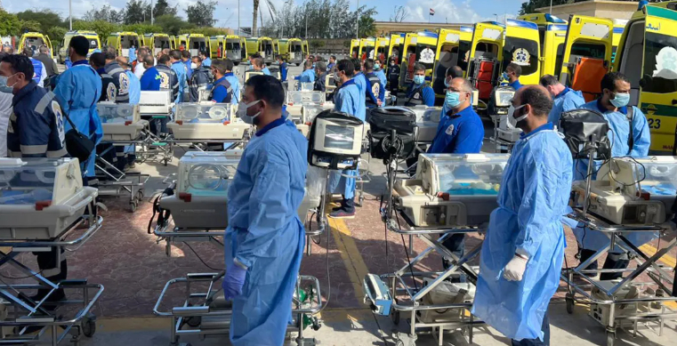 C&aacute;c b&aacute;c sĩ Ai Cập s&aacute;t c&aacute;nh c&ugrave;ng lồng ấp để tiếp nhận những đứa trẻ Palestine sinh non được sơ t&aacute;n khỏi Gaza ở ph&iacute;a Ai Cập của cửa khẩu bi&ecirc;n giới Rafah với Dải Gaza v&agrave;o ng&agrave;y 20 th&aacute;ng 11 năm 2023. 29 trẻ sinh non đ&atilde; được sơ t&aacute;n từ Gaza bị chiến tranh t&agrave;n ph&aacute; đến Ai Cập v&agrave;o ng&agrave;y 20 th&aacute;ng 11 , khi Israel tiến h&agrave;nh một cuộc tấn c&ocirc;ng chết người v&agrave;o c&aacute;c bệnh viện. Hầu hết c&aacute;c bệnh viện hiện kh&ocirc;ng hoạt động ở Gaza [AFP]