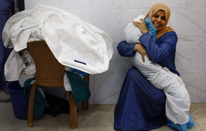 Theo Bộ y tế Palestine, hơn 8.663 trẻ em Palestine ở Gaza đ&atilde; tử vong kể từ ng&agrave;y 7/10, đồng thời cho biết th&ecirc;m h&agrave;ng ng&agrave;n trẻ em kh&aacute;c đang mất t&iacute;ch dưới đống đổ n&aacute;t trong bối cảnh bị bắn ph&aacute; kh&ocirc;ng ngừng của Israel.