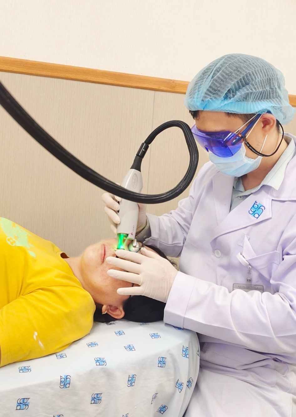 Một bệnh nh&acirc;n đang được &aacute;p dụng kỹ thuật Laser Vbeam Perfecta điều trị t&igrave;nh trạng bất thường mạch m&aacute;u tr&ecirc;n da tại Bệnh viện Đại học y dược TPHCM - ẢNH: Q.H.