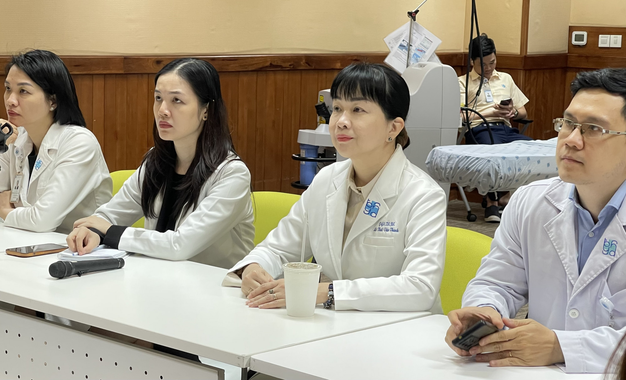 Tiến sĩ - b&aacute;c sĩ L&ecirc; Th&aacute;i V&acirc;n Thanh v&agrave; c&aacute;c b&aacute;c sĩ Khoa Da liễu - Thẩm mỹ Da Bệnh viện Đại học Y dược TPHCM tại lễ c&ocirc;ng bố kỹ thuật mới trong điều trị u m&aacute;u. Ảnh: Thanh Huyền