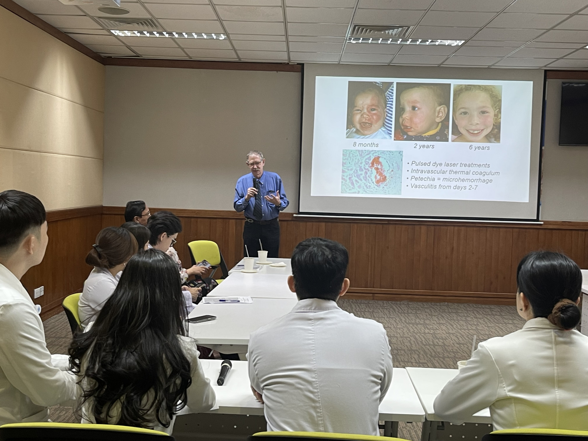Gi&aacute;o sư Richard Rox Anderson Chuy&ecirc;n ng&agrave;nh Da liễu Đại học Harvard đang chuyển giao kỹ thuật, trao đổi kinh nghiệm với c&aacute;c b&aacute;c sĩ Việt Nam. Ảnh: Thanh Huyền.