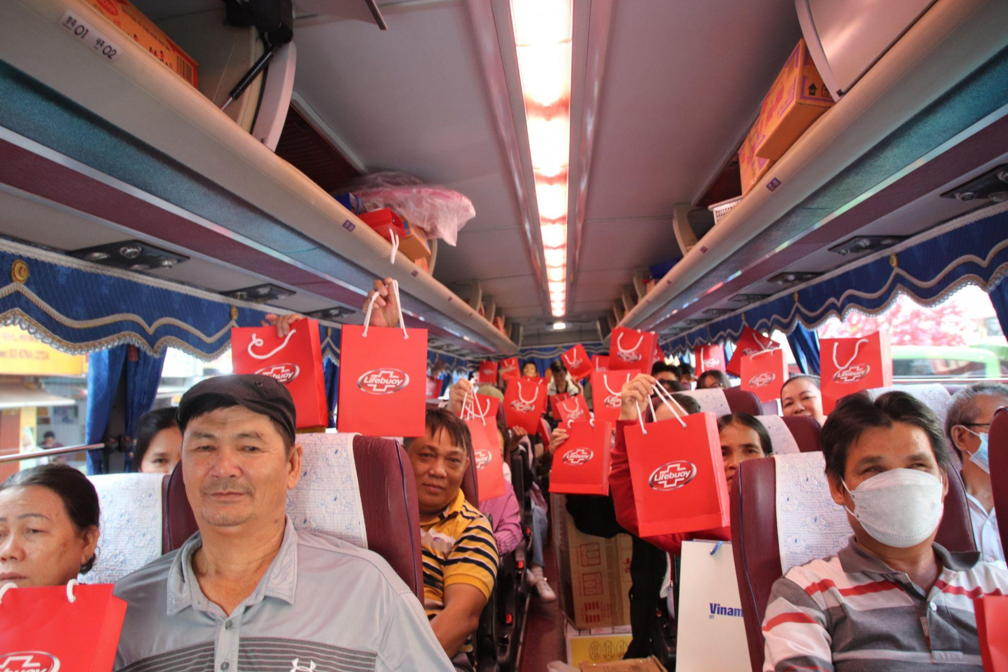 Trao Lifebuoy - trao sức khỏe trong dịp tết Nguy&ecirc;n đ&aacute;n Gi&aacute;p Th&igrave;n năm 2024 - Ảnh: Lifebuoy