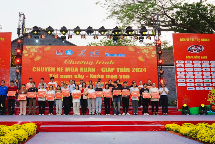 Sinh vi&ecirc;n nhận v&eacute; xe về qu&ecirc; đ&oacute;n &ldquo;Tết ổn&rdquo; - Ảnh: Lifebuoy