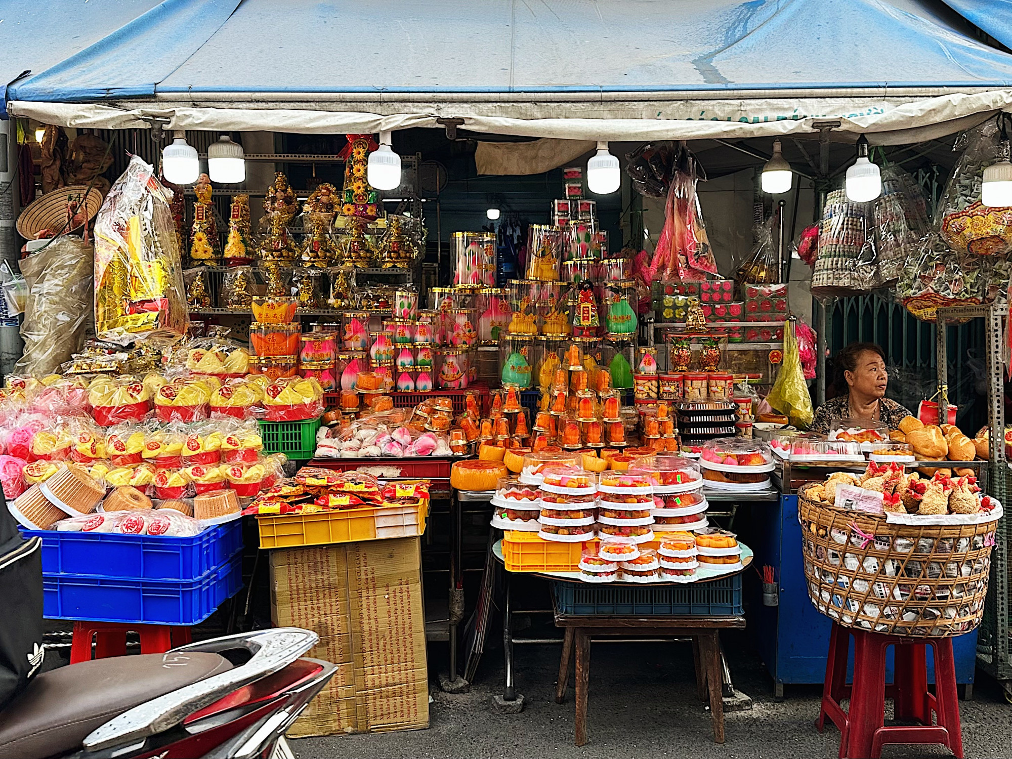 Chợ tết Ph&ugrave;ng Hưng sặc sỡ sắc m&agrave;u