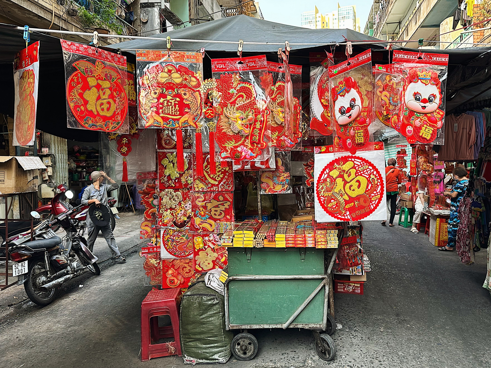 Đến chợ người Hoa kh&ocirc;ng thể thiếu c&aacute;c h&agrave;ng b&aacute;n giấy đỏ c&ugrave;ng đồ c&uacute;ng