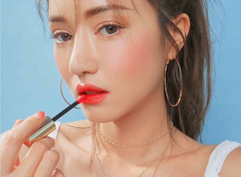Son m&agrave;u hồng c&aacute;nh sen v&agrave; cam: Đ&acirc;y l&agrave; 2 m&agrave;u m&ocirc;i kh&aacute; k&eacute;n chọn khi d&ugrave;ng ri&ecirc;ng lẻ. Chỉ những c&ocirc; n&agrave;ng thật sự c&aacute; t&iacute;nh mới c&oacute; thể đ&aacute;nh một trong hai m&agrave;u n&agrave;y. Tuy nhi&ecirc;n, khi kết hợp hai sắc son n&agrave;y với nhau, bạn sẽ nhận được m&agrave;u đỏ cam rất đẹp. Đ&acirc;y l&agrave; tone m&agrave;u được ph&aacute;i đẹp &Aacute; Đ&ocirc;ng y&ecirc;u th&iacute;ch bởi sự tinh tế v&agrave; trẻ trung m&agrave; son mang đến. Hơn nữa, m&agrave;u đỏ cam lại kh&ocirc;ng hề k&eacute;n da. 