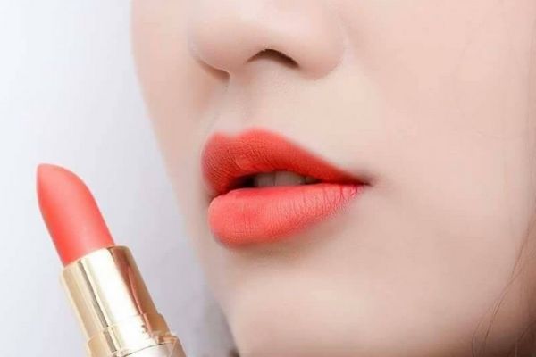 Son m&agrave;u hồng đ&agrave;o v&agrave; cam đất: Đối với những qu&yacute; c&ocirc; theo phong c&aacute;ch ngọt ng&agrave;o, đ&acirc;y ch&iacute;nh l&agrave; c&aacute;ch mix son kh&ocirc;ng n&ecirc;n bỏ qua. Hồng đ&agrave;o l&agrave; một sắc son mang đến cảm gi&aacute;c ngọt ng&agrave;o v&agrave; tươi trẻ, m&agrave;u son n&agrave;y gi&uacute;p gương mặt bạn trở n&ecirc;n s&aacute;ng hơn. Pha trộn m&agrave;u son hồng đ&agrave;o v&agrave; cam đất với nhau ch&iacute;nh l&agrave; c&aacute;ch để c&acirc;n bằng m&agrave;u sắc son. Với c&aacute;ch mix n&agrave;y, m&agrave;u hồng sẽ kh&ocirc;ng qu&aacute; s&aacute;ng v&agrave; m&agrave;u cam đất sẽ kh&ocirc;ng trở n&ecirc;n qu&aacute; đơn điệu. 