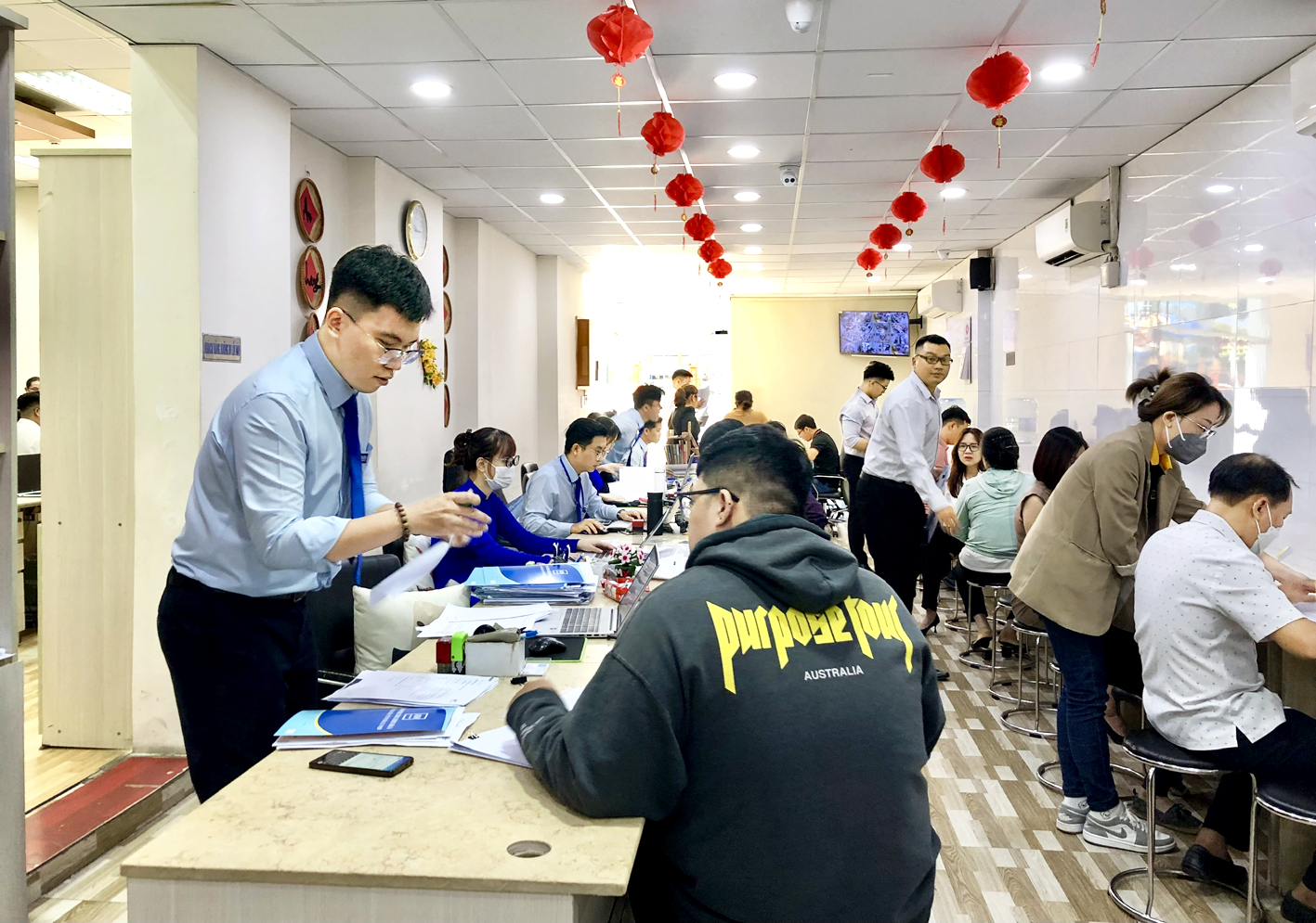 Lượng kh&aacute;ch l&agrave;m thủ tục ở Ph&ograve;ng C&ocirc;ng chứng ch&acirc;u &Aacute; hiện đ&ocirc;ng gấp 2-3 lần so với hồi đầu năm 2023, trong đ&oacute; c&oacute; nhiều người l&agrave;m thủ tục chuyển khoản vay 