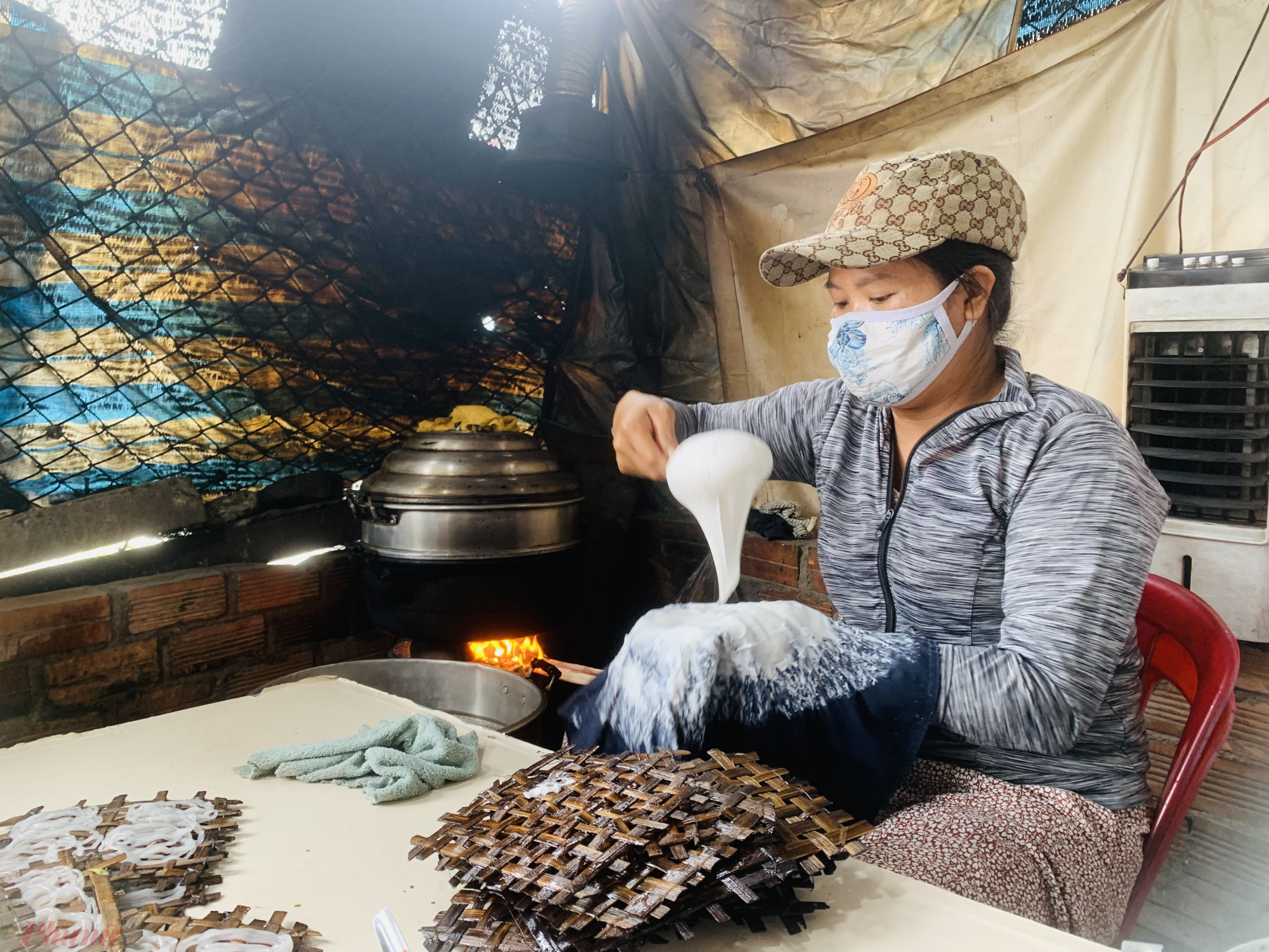 Để l&agrave;m ra b&aacute;nh d&acirc;y phải trải qua nhiều c&ocirc;ng đoạn như ng&acirc;m gạo, xay bột, đăng kh&ocirc; v&agrave; nhồi cho bột dẻo. Tiếp đến, đem bột đi hấp ch&iacute;n, rồi cho bột v&agrave;o cối quết dẻo, đem ra nhồi tiếp lần nữa. Sau đ&oacute;, người l&agrave;m phải lược bột qua 2 c&ocirc;ng đoạn nữa mới cho ra mẻ bột đủ chất lượng l&agrave;m b&aacute;nh. Bột l&agrave;m b&aacute;nh phải đạt đến độ vừa mịn vừa dẻo. Sau khi c&oacute; bột, người l&agrave;m sẽ thực hiện nặn b&aacute;nh l&ecirc;n vỉ tre. Việc nặn b&aacute;nh được thực hiện thủ c&ocirc;ng bằng tay để n&eacute;n bột trong khu&ocirc;n qua c&aacute;c lỗ. Bột chảy đều qua c&aacute;c lỗ khi khu&ocirc;n bị vặn, n&eacute;n. B&aacute;nh được nặn theo h&igrave;nh tr&ograve;n, mỗi vỉ khoảng 4-5 c&aacute;i.