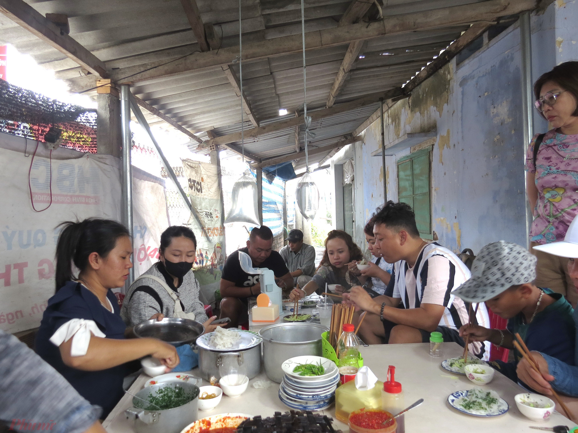 Rất nhiều thực kh&aacute;ch đến qu&aacute;n để thưởng thức m&oacute;n b&aacute;nh d&acirc;y chấm nước c&aacute; ngừ kho mẳn