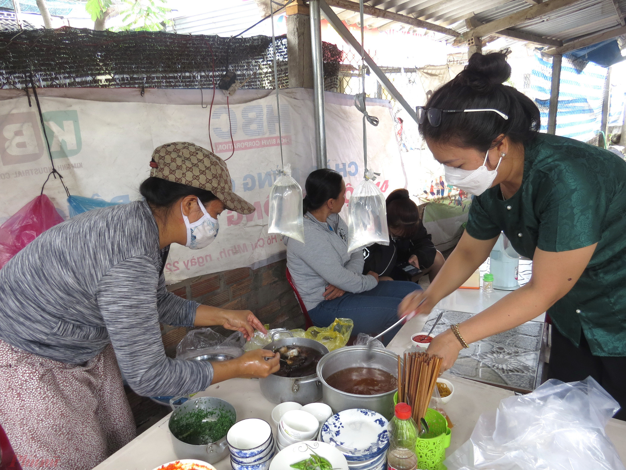 Vừa tất bật l&agrave;m b&aacute;nh, chị vừa b&aacute;n b&aacute;nh cho kh&aacute;ch ăn tại chỗ v&agrave; mang về theo y&ecirc;u cầu