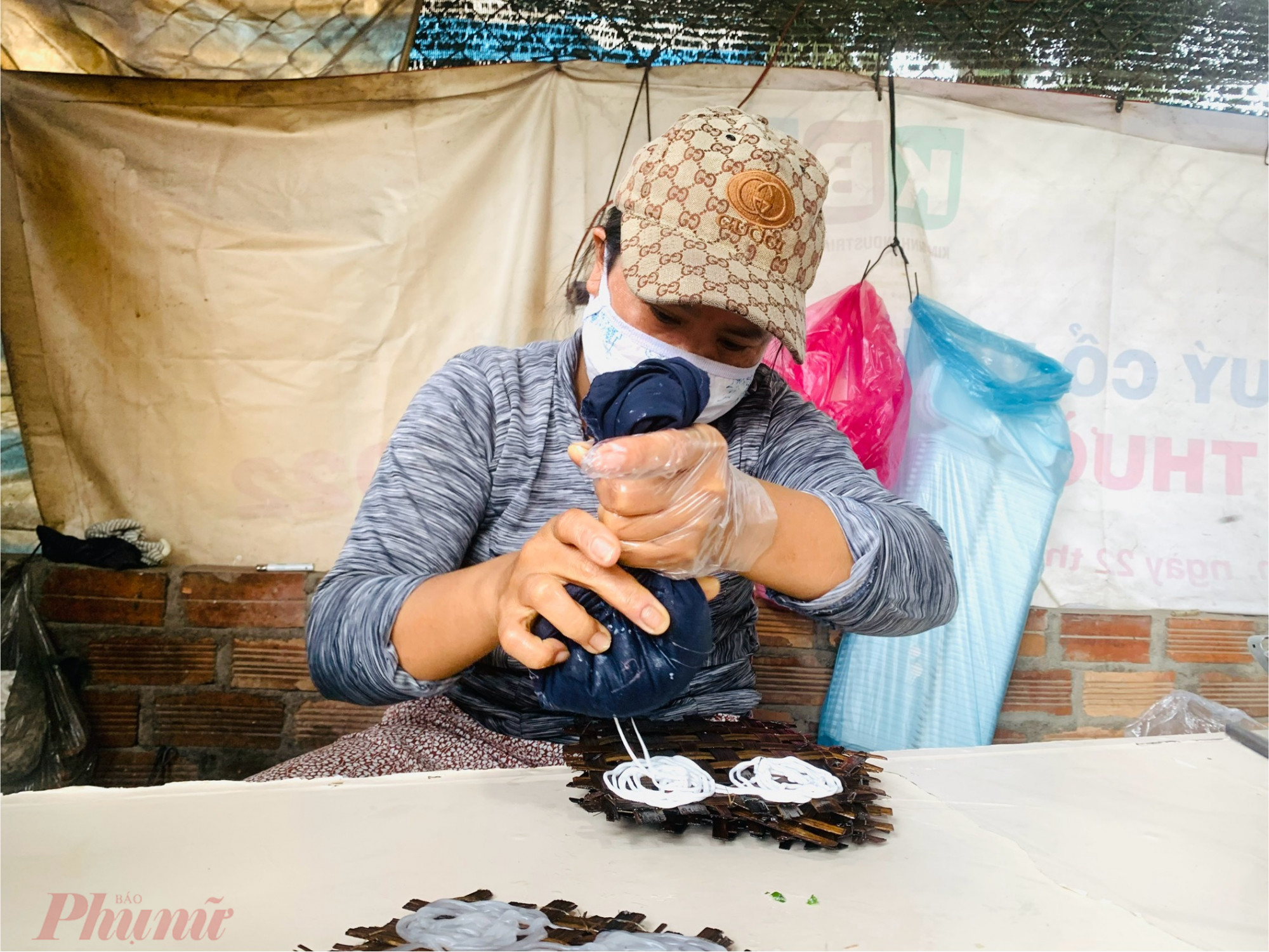 Sau khi c&oacute; bột, người l&agrave;m sẽ thực hiện nặn b&aacute;nh l&ecirc;n vỉ tre. Việc nặn b&aacute;nh được thực hiện thủ c&ocirc;ng bằng tay để n&eacute;n bột trong khu&ocirc;n qua c&aacute;c lỗ. Bột chảy đều qua c&aacute;c lỗ khi khu&ocirc;n bị vặn, n&eacute;n. B&aacute;nh được nặn theo h&igrave;nh tr&ograve;n, mỗi vỉ khoảng 4-5 c&aacute;i.
