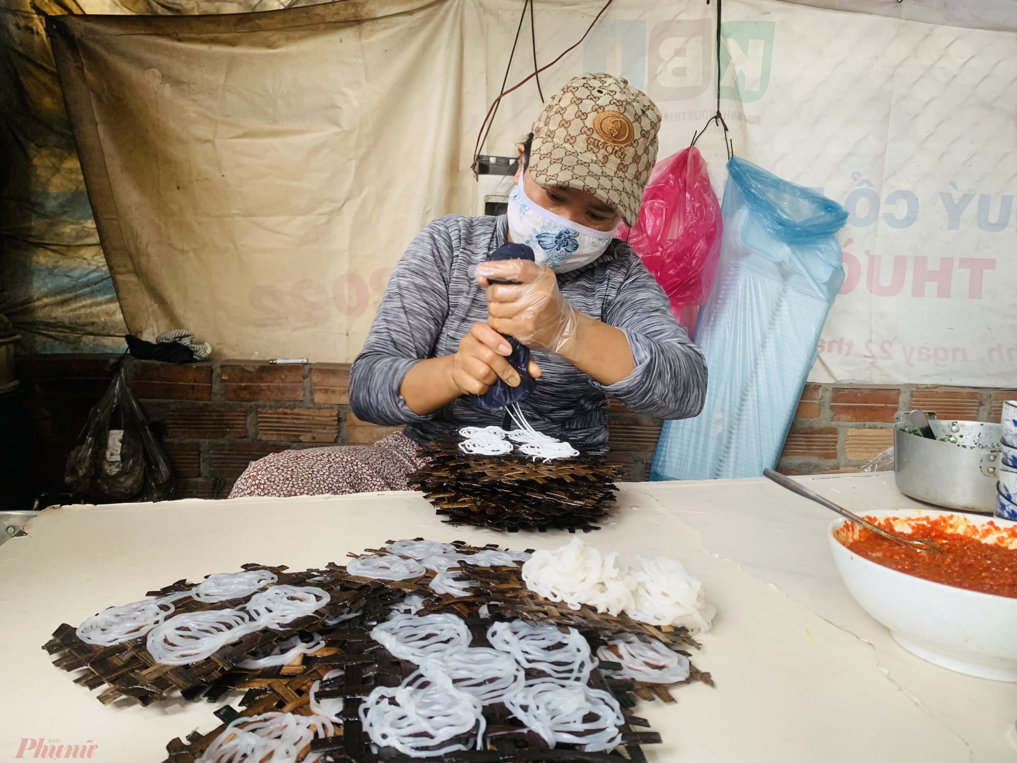 Theo chị Tống Thị Thanh Phượng (tr&uacute; phường Ninh Di&ecirc;m, thị x&atilde; Ninh H&ograve;a), b&aacute;nh d&acirc;y được l&agrave;m ho&agrave;n to&agrave;n từ gạo v&agrave; phải l&agrave; gạo l&uacute;a cũ mới cho ra bột đạt chất lượng để l&agrave;m b&aacute;nh. Do đ&oacute;, muốn c&oacute; gạo để l&agrave;m b&aacute;nh ngon, người l&agrave;m thường trữ gạo rồi d&ugrave;ng dần. Trước đ&acirc;y, b&agrave; của chị c&oacute; d&ugrave;ng nếp l&agrave;m b&aacute;nh nhưng b&aacute;nh kh&ocirc;ng bảo quản được l&acirc;u n&ecirc;n kh&ocirc;ng thể gửi đi nước ngo&agrave;i. Hiện nay, chị l&agrave;m b&aacute;nh l&agrave;m bằng bột gạo rồi đ&oacute;ng g&oacute;i, h&uacute;t ch&acirc;n kh&ocirc;ng gửi đi c&aacute;c nước cho kiều b&agrave;o thưởng thức. Người d&ugrave;ng bảo quản ở ngăn đ&ocirc;ng, c&oacute; thể sử dụng trong 6 th&aacute;ng.