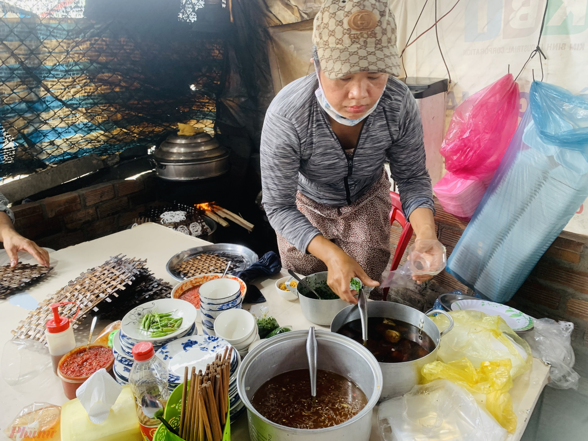 Thực kh&aacute;ch c&oacute; thể chấm b&aacute;nh d&acirc;y với nước mắm hoặc nước mắm pha nước c&aacute; kho, k&egrave;m th&ecirc;m miếng c&aacute; nhỏ. Theo chị Phượng, sở dĩ d&ugrave;ng mỡ hẹ m&agrave; kh&ocirc;ng phải mỡ h&agrave;nh th&igrave; hẹ thơm v&agrave; để được l&acirc;u, c&oacute; thể cấp đ&ocirc;ng gửi đi nước ngo&agrave;i v&agrave; người ăn chay c&oacute; thể ăn được